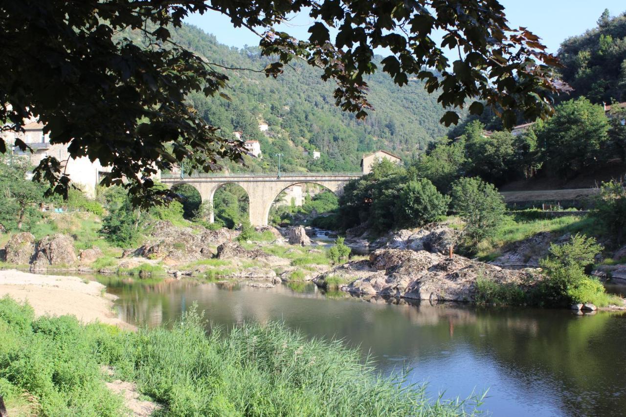 La Riveraine Et Les Bicyclettes Saint-Sauveur-de-Montagut Exteriér fotografie